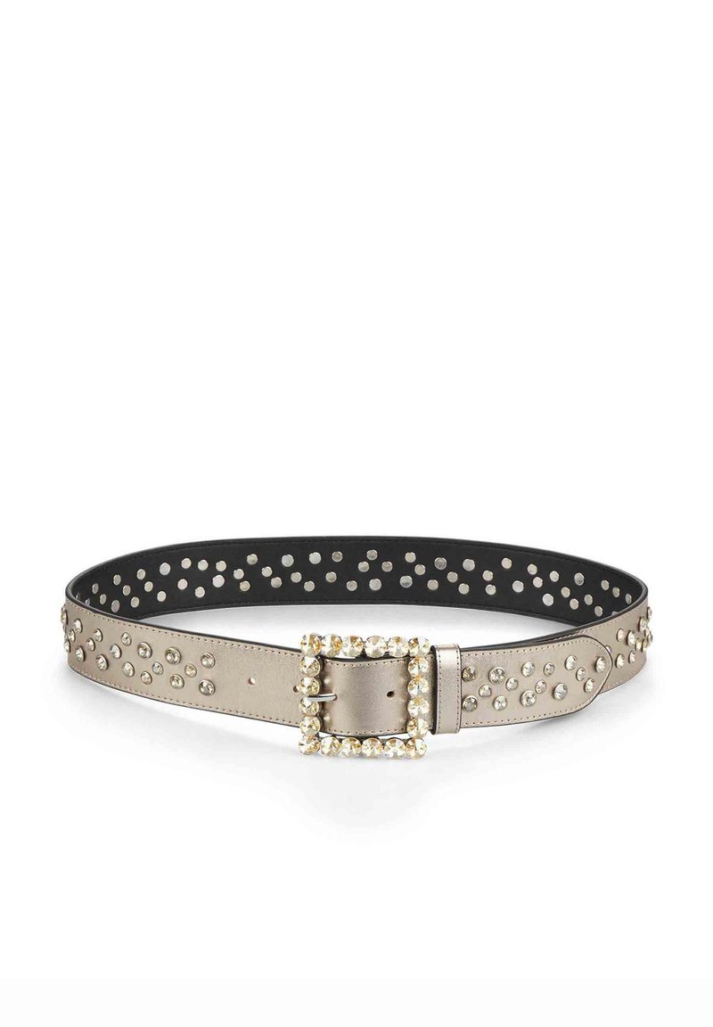 Cintura in pelle argentata metallica con interno nero, caratterizzata da decorazioni a borchie e una fibbia quadrata di strass per la chiusura.