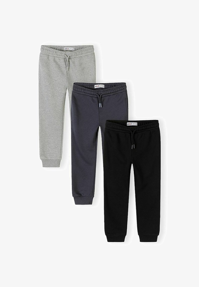 Tri páry detských teplákov v sivom, tmavosivom a čiernom prevedení s elastickým pásom a šnúrkami, zobrazené na bielom pozadí.