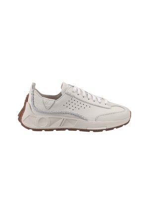 Biały skórzany sneaker z perforacjami, sznurowanym przodem, teksturowaną zakładką na pięcie oraz grubą brązową gumową podeszwą z geometrycznymi wzorami.