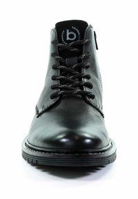 Czarne skórzane botki za kostkę o gładkiej, błyszczącej powierzchni, okrągłym nosku i sześciu oczkach na sznurowadła. Wyposażone w logo na kołnierzu oraz teksturowaną podeszwę.