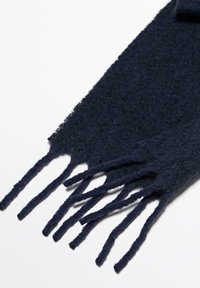 Sciarpa blu navy realizzata in morbido tessuto, con estremità sfilacciate e forma rettangolare semplice. La texture è evidente, adatta per calore e comfort.