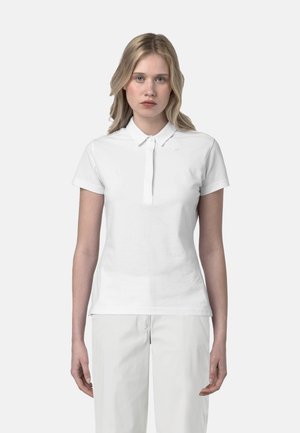 Polo bianco in morbido tessuto, con colletto, maniche corte e chiusura frontale con bottoni. Dettaglio logo discreto sul petto.