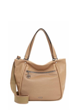 Sac à épaule en cuir beige avec poche avant perforée, fermeture éclair, breloque logo en métal et sangle en tissu réglable.