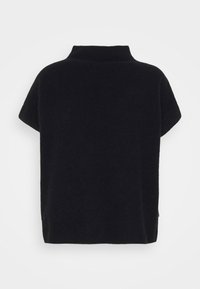 Blusa de punto negra de manga corta con un cuello alto, que presenta una textura suave y un ajuste relajado, diseñada sin cierres visibles ni patrones.