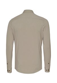 Lange mouwen shirt van lichtbeige stof, met een puntige kraag en knopen bij de manchetten. Glad textuur met een strakke, minimalistische uitstraling.