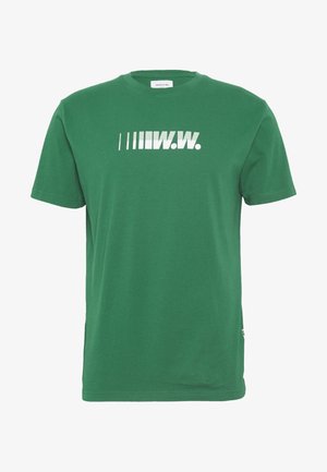 Groen T-shirt met korte mouwen, voorzien van een wit "W.W." logo en verticale strepen op de borst, ronde hals en normale pasvorm.
