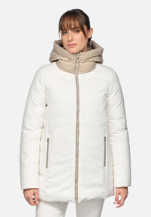 Giacca a vento bianca con cappuccio imbottito beige, chiusura frontale con zip, tasche laterali con zip e finitura leggermente testurizzata.