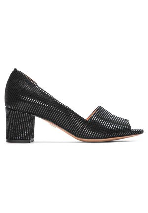 Czarny kobiecy but na niskim obcasie z odkrytym palcem i strukturalną, żłobioną powierzchnią, zaprezentowany w profilu bocznym na białym tle.