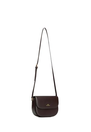 Donkerbruine leren crossbodytas met lange verstelbare riem en gouden Wittchen-logo op de voorflap, afgebeeld tegen een witte achtergrond.