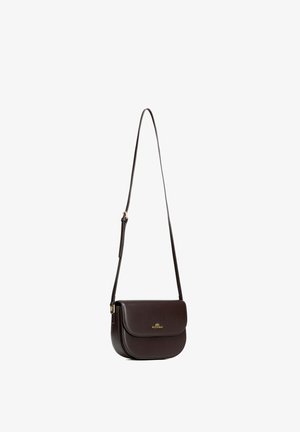 Donkerbruine leren crossbodytas met lange verstelbare riem en gouden Wittchen-logo op de voorflap, afgebeeld tegen een witte achtergrond.