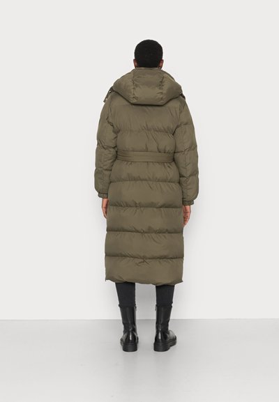 Casaco acolchoado longo, em verde-azeitona, com capuz, cintura elástica e bolsos laterais. Apresenta um design acolchoado e um corte descontraído.