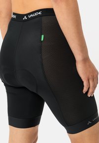 Pantaloni ciclistici neri con vita elastica, dotati di inserti in rete e imbottitura per il comfort, progettati per prestazioni elevate e traspirabilità.