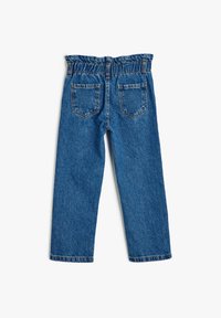 Pantalones vaqueros de mezclilla azul con una cintura elástica, diseño de pierna recta y dos bolsillos traseros. Presenta costuras visibles y una textura suave.