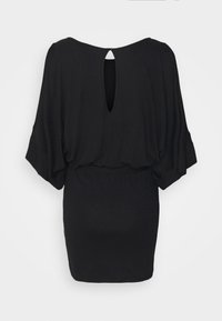 Černé šaty s volným střihem, širokými rukávy a klíčovou výřezem na zádech. Hladká látka se sbíraným pasem.