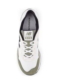 Sneaker bianca e verde oliva con tomaia in rete e suede, dettagli neri, lacci e etichetta "New Balance 515" sulla linguetta.