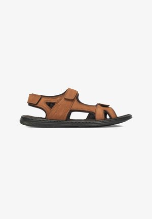 Brun læder herre sandal med åbne tæer, justerbare velcroremme og sort polstret sål, sidevisning på hvid baggrund.