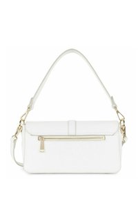 Sac à main en cuir blanc avec une fermeture à rabat, une poche zippée à l'avant et des accents en métal doré. Équipé d'une bandoulière amovible.