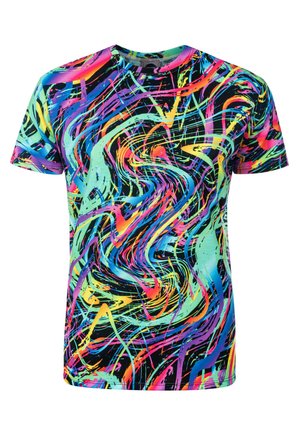 Korte mouwen T-shirt van lichtgewicht stof met een draaiend multicolore abstract patroon op een zwarte achtergrond; ronde hals.