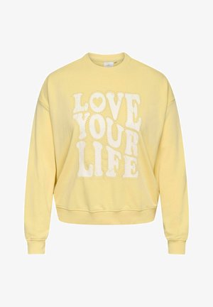 Sudadera amarilla con letras blancas en bloque que dicen "LOVE YOUR LIFE" y un pequeño corazón encima de la palabra "LOVE".