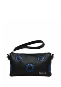 Sac en cuir noir avec des accents floraux bleus, une fermeture éclair et une bandoulière amovible, avec le logo "Desigual" à l'avant.