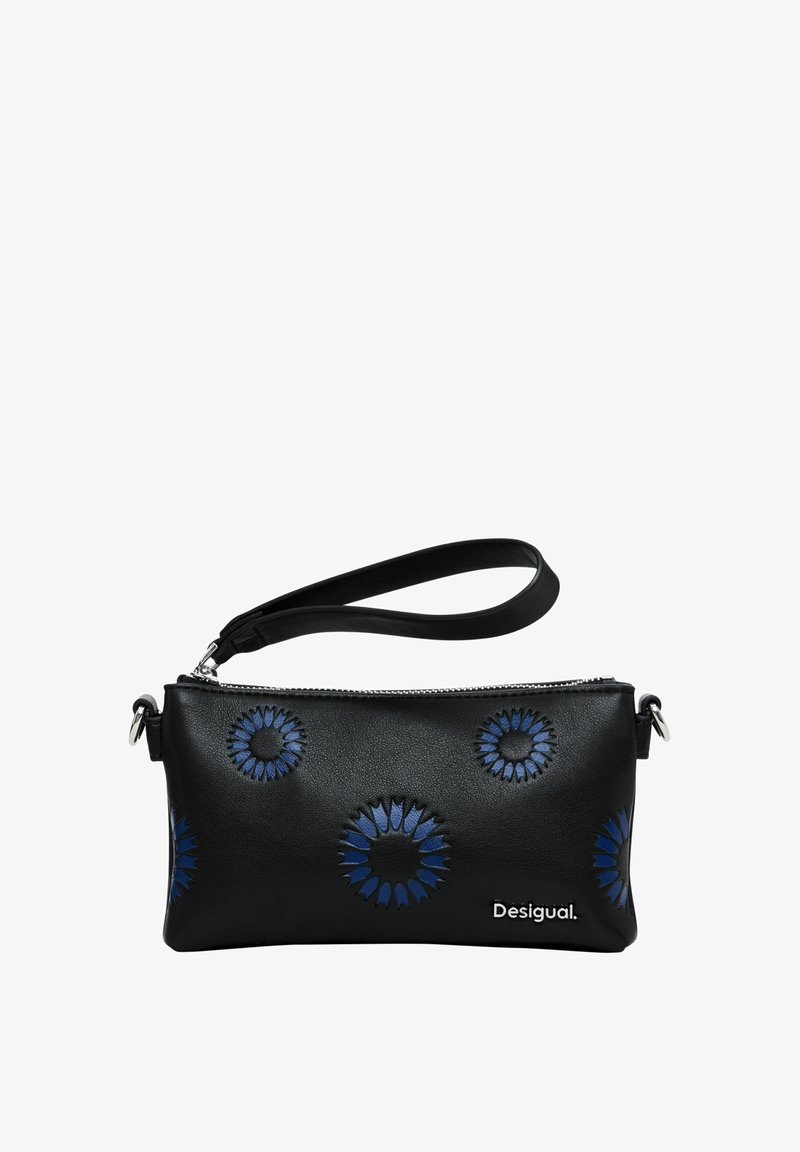 Sac en cuir noir avec des accents floraux bleus, une fermeture éclair et une bandoulière amovible, avec le logo "Desigual" à l'avant.