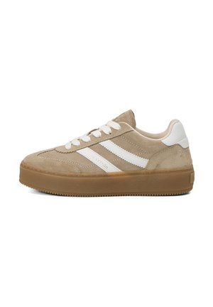 Beige suède sneaker met witte strepen, witte veters en een dikke bruine rubberen zool, gezien van opzij.