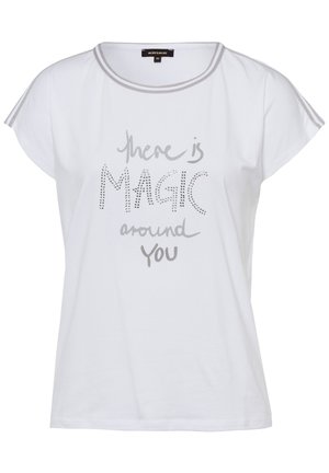 Witte T-shirt met korte mouwen en grijze biezen bij de hals en mouwen, met de tekst "there is MAGIC around you" en decoratieve studs op "MAGIC".