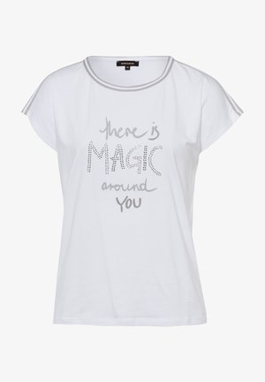 Biały T-shirt z krótkim rękawem z szarym obszyciem na dekolcie i rękawach, z napisem „there is MAGIC around you” ozdobionym dekoracyjnymi ćwiekami na słowie „MAGIC”.