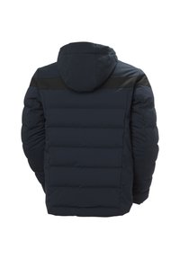 Marineblauer Pufferjacke mit Kapuze, die horizontale gesteppte Abschnitte und schwarzen Schulterakzenten aufweist, hergestellt aus isolierendem, wasserabweisendem Material.