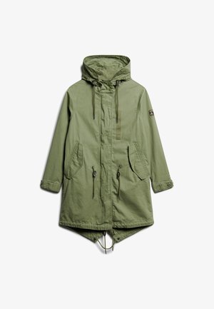 Parka verde oliva realizzata in tessuto morbido, con cappuccio, zip frontale, due grandi tasche e cordini regolabili in vita.