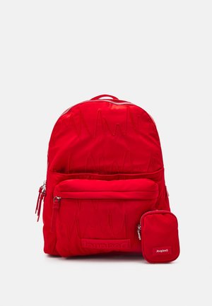 Heldere rode rugzak met voorvak en een kleine bijpassende etui met rits, voorzien van een subtiel gestikt ontwerp en zilverkleurige ritstrekkers.