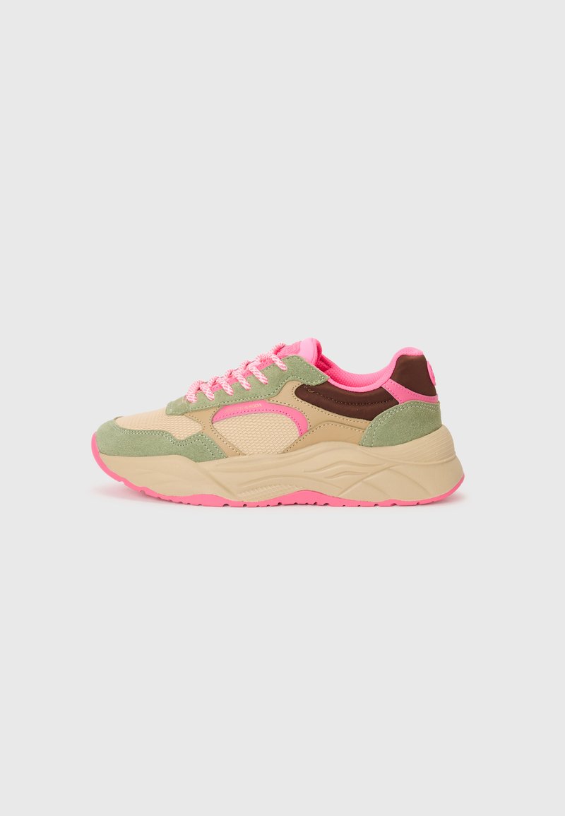 Baskets beiges avec des accents verts et bruns, panneaux en mailles, lacets roses et une semelle épaisse rose. Forme arrondie, surface texturée.