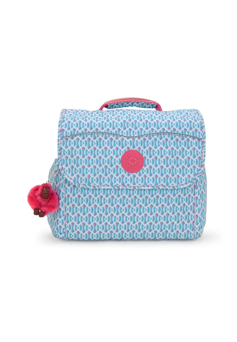 Hellblauer Rucksack mit einem sich wiederholenden Muster aus Ketten, rosa Akzenten, einer Klappenöffnung und einem rosa, flauschigen Pom-Pom-Schlüsselanhänger.