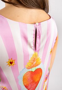 Bunt gemusterte Bluse aus leichtem Stoff, mit pinken Streifen und lebhaften Blumenmustern. Knopfverschluss hinten und Schlüssellochdetails.