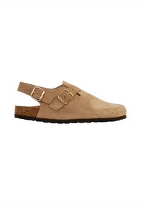 Chaussure à talon slingback en suédine beige, avec deux boucles dorées, un talon en liège, un bout rond et une semelle texturée. Design simple et minimaliste.