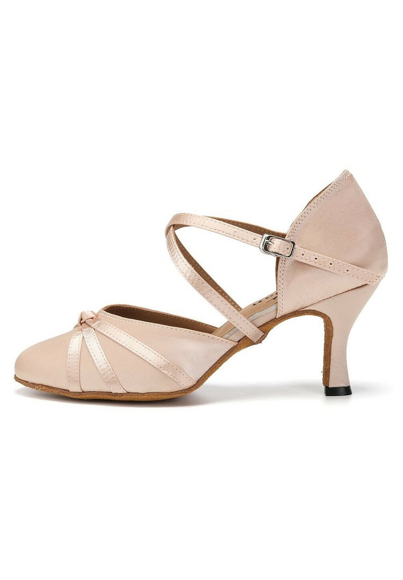 Różowe satynowe buty do tańca z zaokrąglonym czubkiem, krzyżującymi się paskami, małą klamrą i zwężającym się obcasem. Posiadają teksturowaną podeszwę dla lepszej przyczepności.