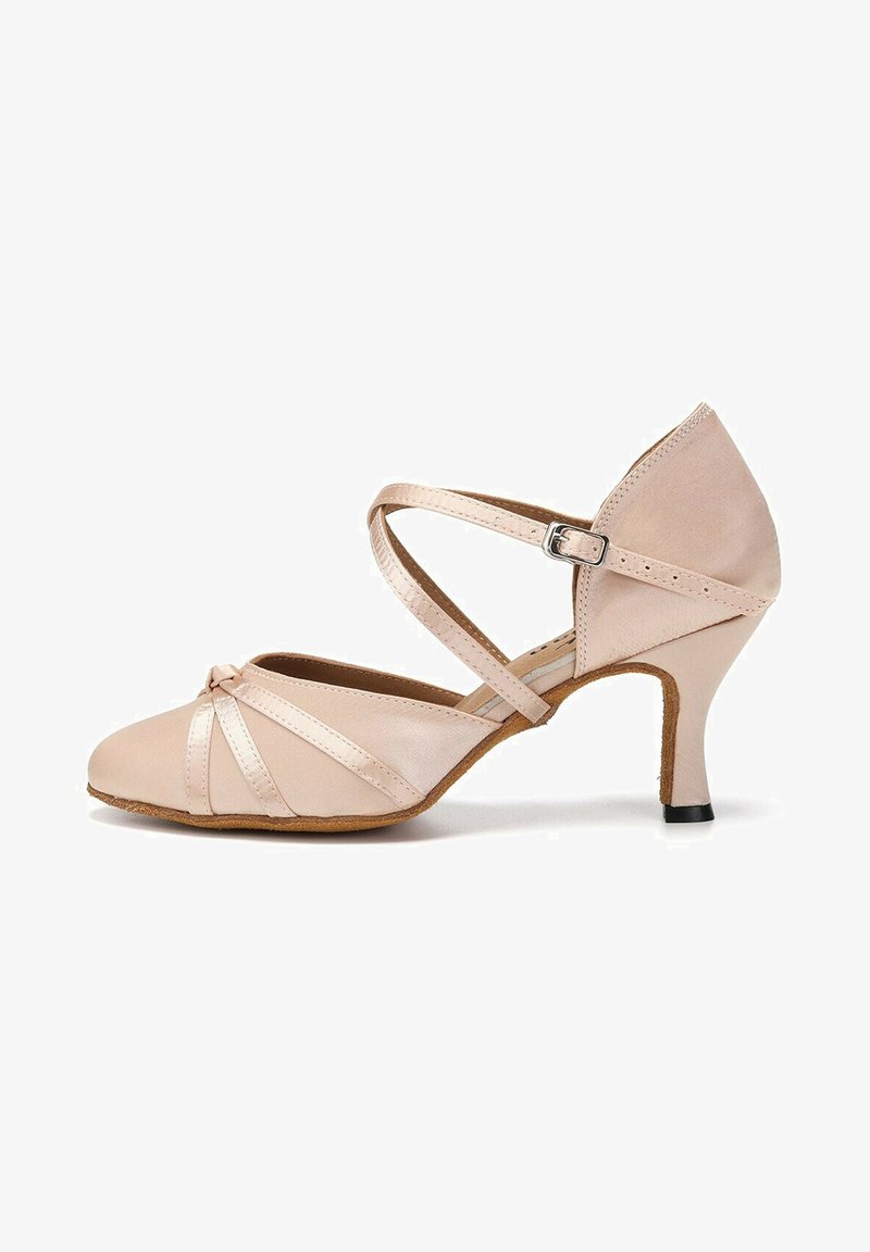 Różowe satynowe buty do tańca z zaokrąglonym czubkiem, krzyżującymi się paskami, małą klamrą i zwężającym się obcasem. Posiadają teksturowaną podeszwę dla lepszej przyczepności.