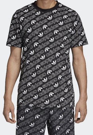 Musta lyhythihainen t-paita, jossa on toistuva valkoinen Adidas-logo ja trefoili-design. Valmistettu pehmeästä kankaasta ja tarjoten normaalia istuvuutta.