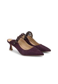 Chaussures slingback en daim violet avec un bout pointu, dotées d'une sangle décorative ornée de perles et d'un petit talon. Texture lisse avec un design épuré.