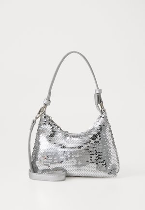 Hõbedane sädelev õlakott, millel on kaarjas kuju, sile nahk rihm ja lukuga sulgur. Peegeldav tekstuur suurendab visuaalset atraktiivsust.