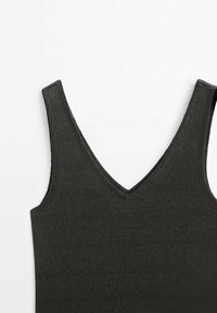 Top in cotone a costine di colore grigio scuro, con scollo a V e spalline larghe. Realizzato in tessuto morbido ed elastico per garantire comfort.