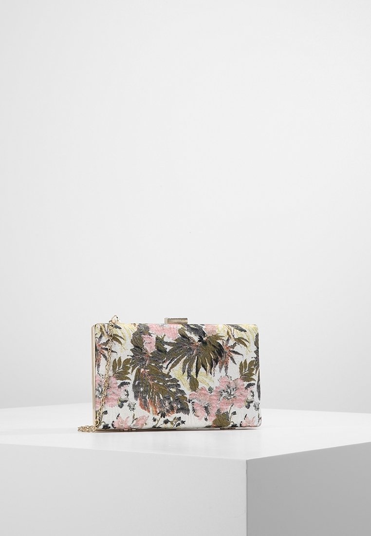 Bolso de mano con estampado floral y marco metálico dorado, con hojas rosas, verdes y negras. Incluye una correa de cadena desmontable.