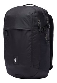 Zaino nero realizzato in tessuto leggero. Presenta una texture liscia, spallacci regolabili, scomparti con zip e una tasca laterale in rete.