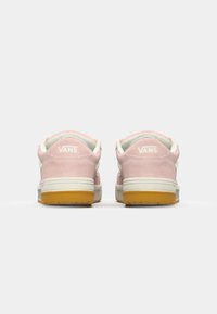 Vans tenisice sa mekanim ružičastim suede gornjim dijelom, kremastim detaljima i ravnim gumeni potplat s vibrantno žutom donjom stranom. Branding na petama.