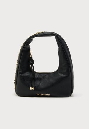 Borsa Valentino in pelle nera martellata con struttura morbida, cerniera dorata, tirante in pelle annodato, dettaglio a catena dorata e logo dorato alla base.
