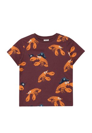 Kindershort-sleeve bordeauxrood T-shirt met een all-over oranje kreeftenpatroon, sommige kreeften dragen piratenhoeden en houden piratenvlaggen vast.