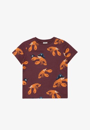 Camiseta de manga corta de color granate para niños, con un patrón completo de langostas naranjas, algunas con sombreros de pirata y sosteniendo banderas piratas.