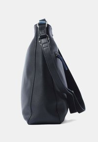 Zwarte leren handtas met een gladde textuur, voorzien van een enkele verstelbare schouderband en een zijzak met rits in het blauw.