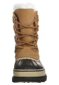 Botte de neige en cuir marron avec partie inférieure en caoutchouc noir imperméable, doublure en fausse fourrure blanche et couture contrastante. Elle dispose de œillets en métal et d'un système de laçage.