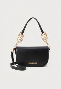 Fekete bőr Love Moschino táska arany logóval, rövid fogantyú arany szív alakú díszítéssel és állítható vállpánttal.